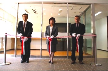 Cutting the ribbon at the opening ceremony. From left, Mr. Shimizu, Head of Foreign Language Education Center; President Hanyu; Mr. Mimizuka, Head of the Education Secretariat