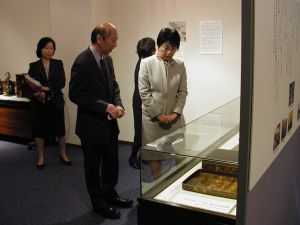 大学歴史資料館を視察（右から上川大臣、秋山教授）
