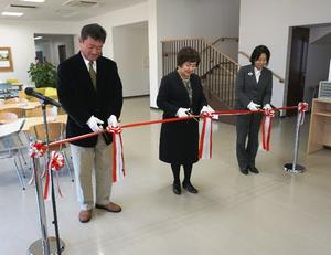 Tape-cutting ceremony participants from left to right: Director of Student Services Office Masaaki Sakuta, President Kimiko Murofushi, and Director and Vice President Midori Takasaki