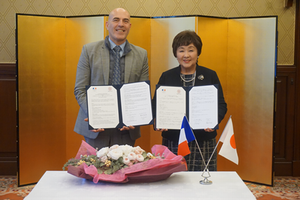 Cultural Counselor Pierre Colliot and President Kimiko Murofushi of Ochanomizu University