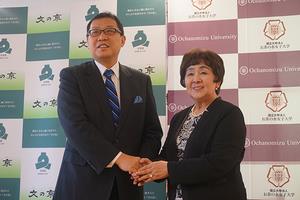President Kimiko Murofushi shaking hands with <br />Bunkyo City Mayor Hironobu Narisawa