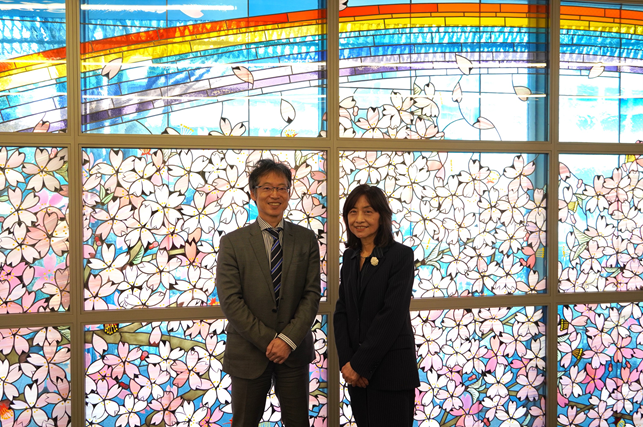 日本画家の中島千波氏（東京藝術大学名誉教授）の原画によるステンドグラス「櫻花爛漫」の優しい光を背景に、Hisao & Hiroko Taki Plaza 「Commons2」にて