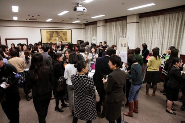 Alumni and students intermingling at the venue