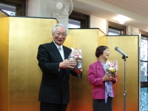 幼児から記念の花束をもらう、佐藤前学長と本田学長