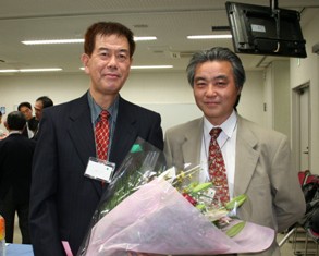 写真左側から、白楽ロックビル（林正男教授）、学会長　平田光司先生（総研大・教授）