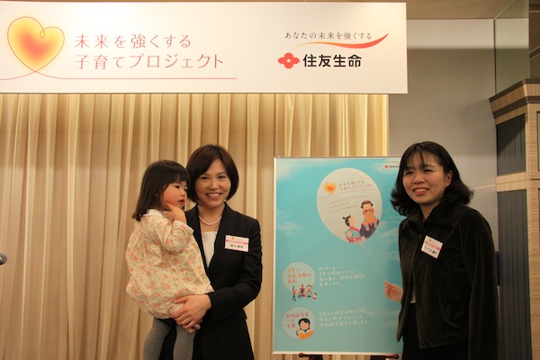 左が娘を抱く田川さん、右が中村さん