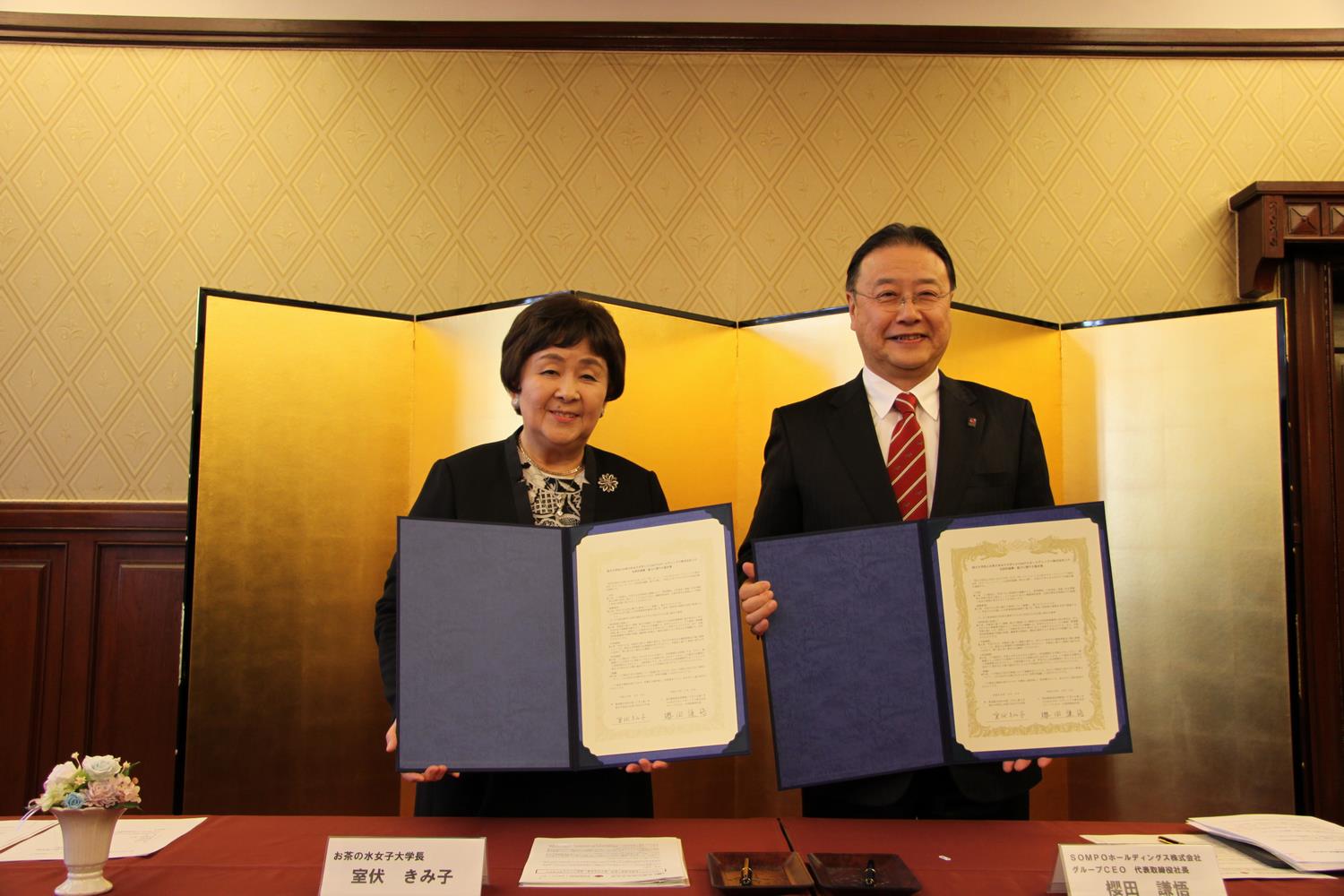 (左)室伏きみ子学長　(右)桜田謙悟グループCEO代表取締役社長