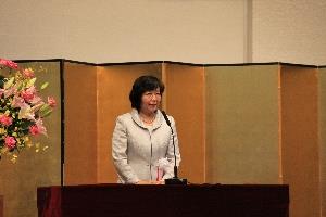 60周年記念式典で挨拶する羽入佐和子学長