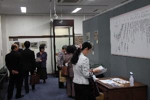 歴史資料館を見学する卒業生