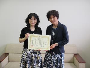 （左より）菅原ますみ先生、小川温子理事（副学長）