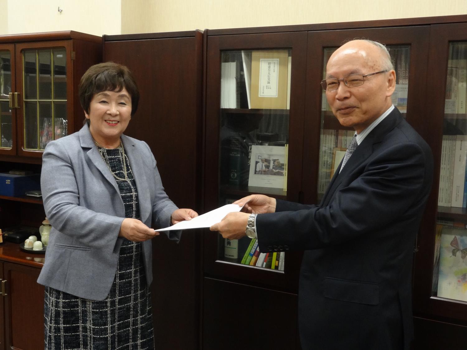 相澤議長から室伏学長へ