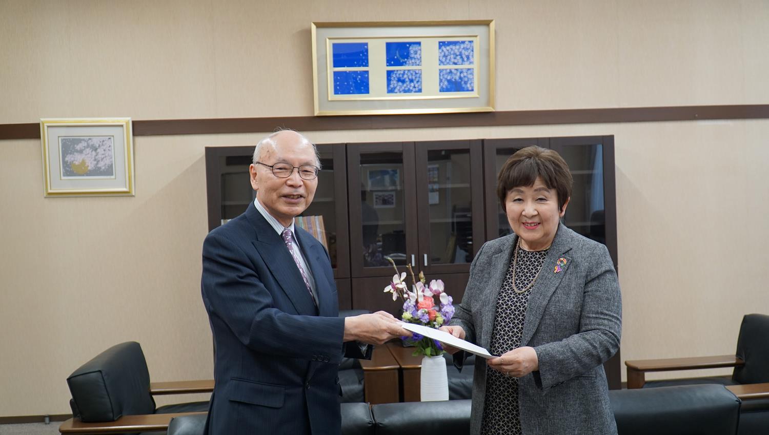 相澤議長から室伏学長へ