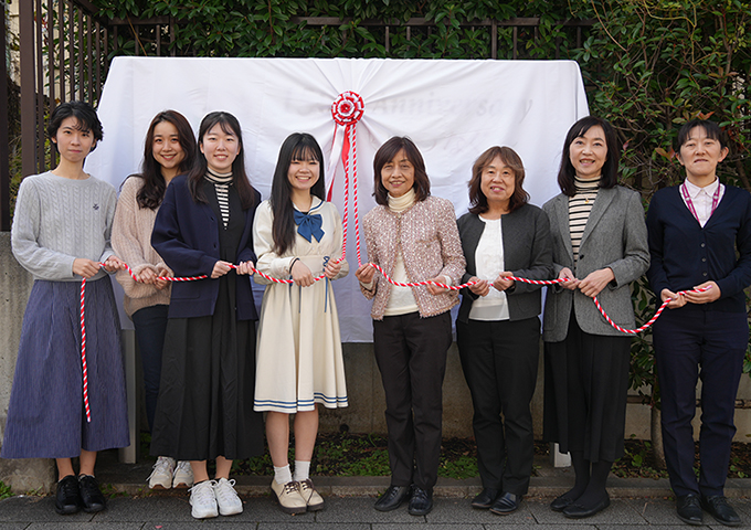 除幕式の様子（中央が佐々木学長）