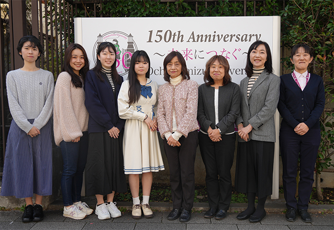 除幕式の様子（中央が佐々木学長）