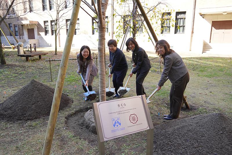 植樹の様子（右から：加藤理事、佐々木学長、石井理事、新免講師）