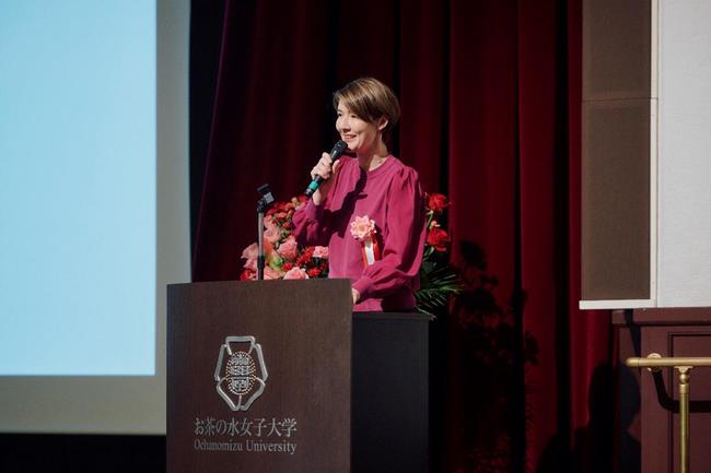 スプツニ子！アーティスト/東京藝術大学デザイン科准教授による基調講演の様子