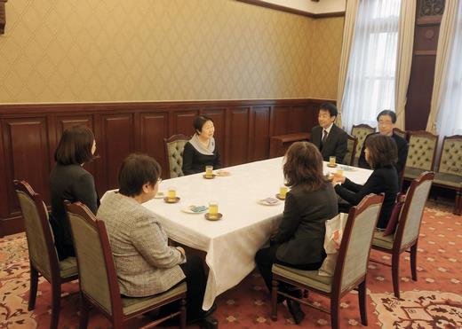 伝達式後の懇談会の様子