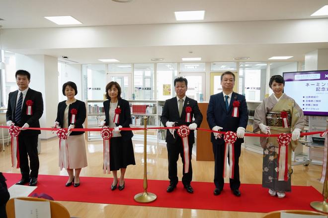 附属図書館ミニコモンズ前でのお茶の水女子大学と大末建設株式会社によるテープカット