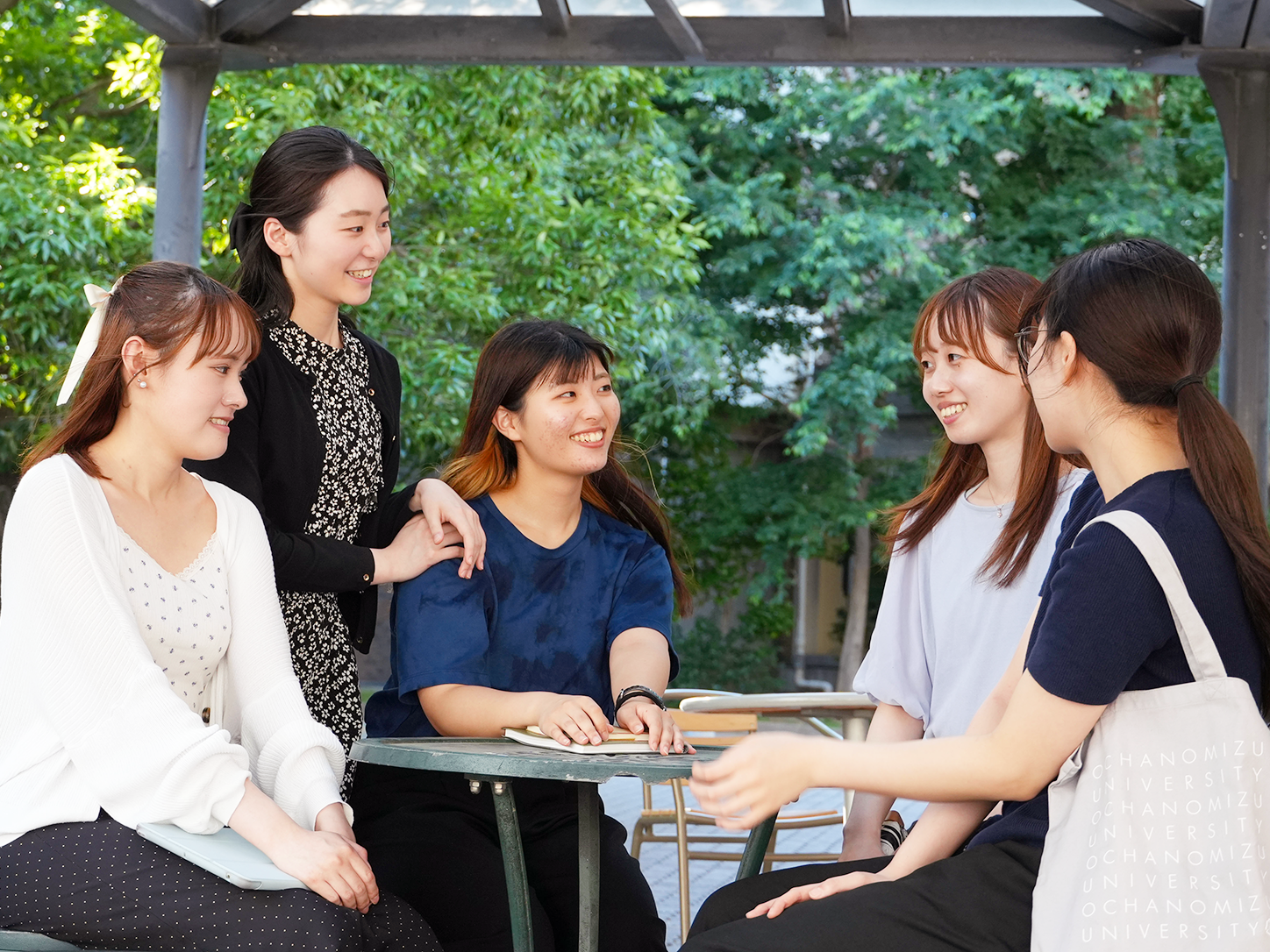学生同士が談笑している様子